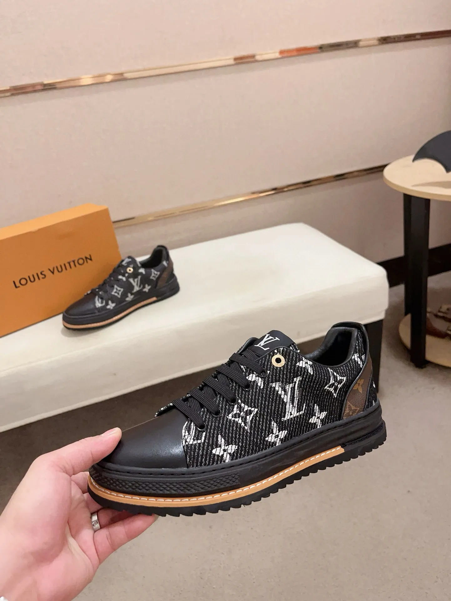 Men's shoes💰 400💰Louis Vuitton (Louis Vuitton/LV) top 🔍🔍 new models are on sale at the same time, the upper 🇮🇹 imported first-layer cowhide from Italy, fully imported sheepskin lining 💪💪, completely 1⃣️ to 1 ⃣️Re-engraved🇮🇹💪💪, ⚠Sole: The original sole is specially provided by the original factory, the exclusive movable molded sole is super comfortable, ⚠The original factory follows the order, 🔍🔍high quality, you can enter and exit the counter at will, welcome to compare⚠. Code number: 38-44. Can be customized for 45 non-refundable!